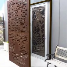 Porta em aço corten com recorte artístico